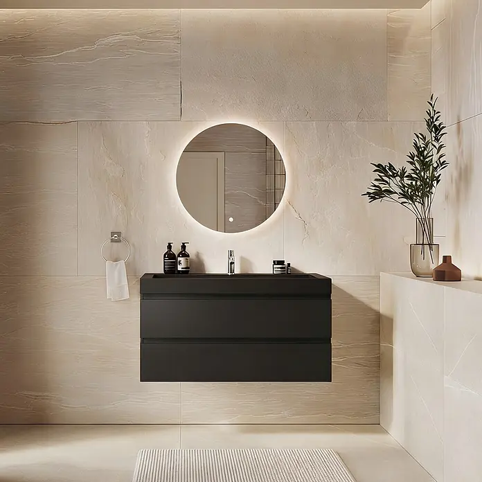 LOMAZOO Badmöbel Zarivo 100 cm Schwarz matt, Waschbecken Schwarz -  - Wandmontierter schwarzer Badunterschrank mit zwei Schubladen, integriertem Waschbecken und Wasserhahn in einem modernen gefliesten Bad unter einem beleuchteten Spiegel.