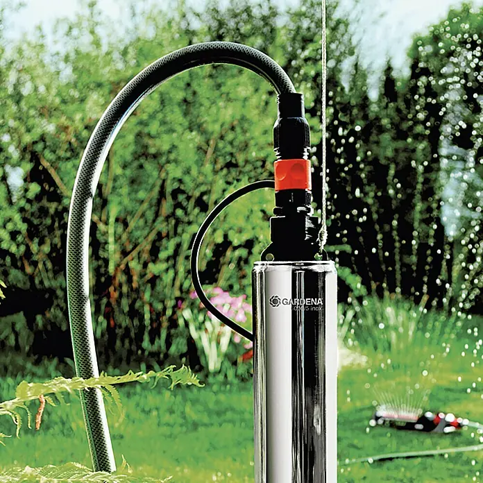 Gardena Tiefbrunnenpumpe 6000/5 Inox - 950 W, 6.000 l/h, 5 bar - Gardena Gartenpumpe mit Schlauch und Sprinkler im Einsatz, ideal für die Bewässerung des Gartens. Robuste und zuverlässige Pumpe für den Außeneinsatz.