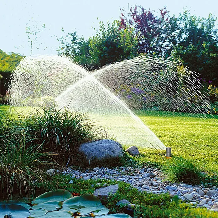 Gardena Sprinklersystem Turbinenversenkregner T 200 - ½″, Max. Regnerfläche: 200 m² - Rasensprenger in Aktion: Bewässerungssystem für einen grünen Garten.