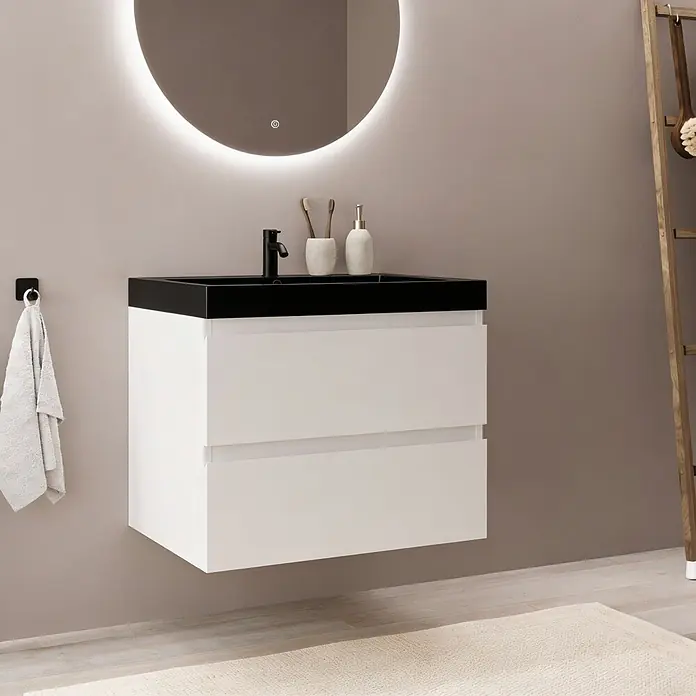 LOMAZOO Badmöbel Monaco 60 cm Weiß glänzend, Waschbecken Schwarz -  - Weißer Badezimmerschrank mit schwarzem Waschbecken und Armatur unter einem beleuchteten Rundspiegel. Ein Handtuch hängt daneben, eine Holzleiter steht im Hintergrund.