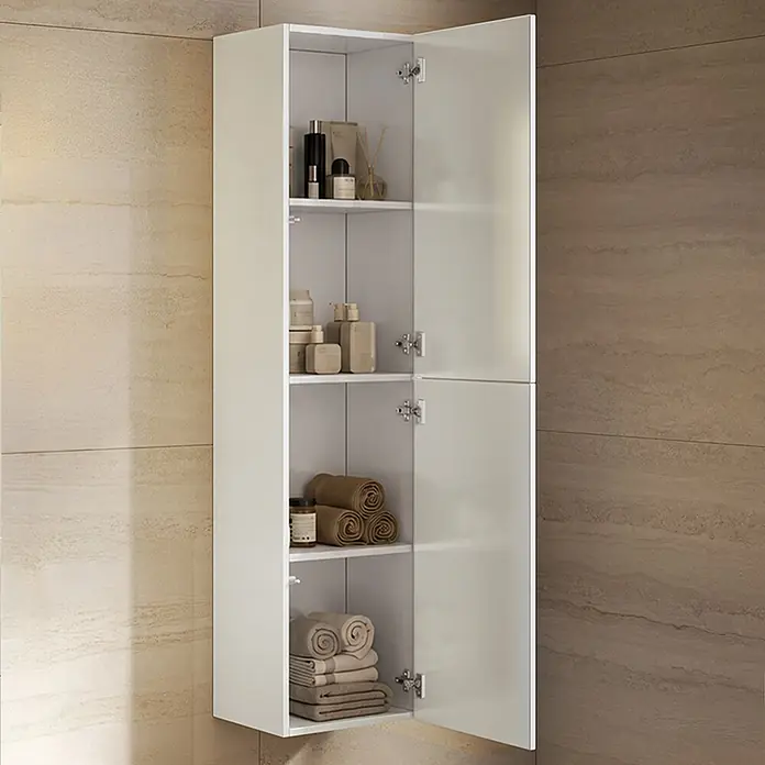 LOMAZOO Hochschrank Forella 140 cm Weiß glänzend -  - Weißer Wandschrank mit geöffneten Türen, zeigt Regale mit Pflegeprodukten und Handtüchern in einem gefliesten Bad.