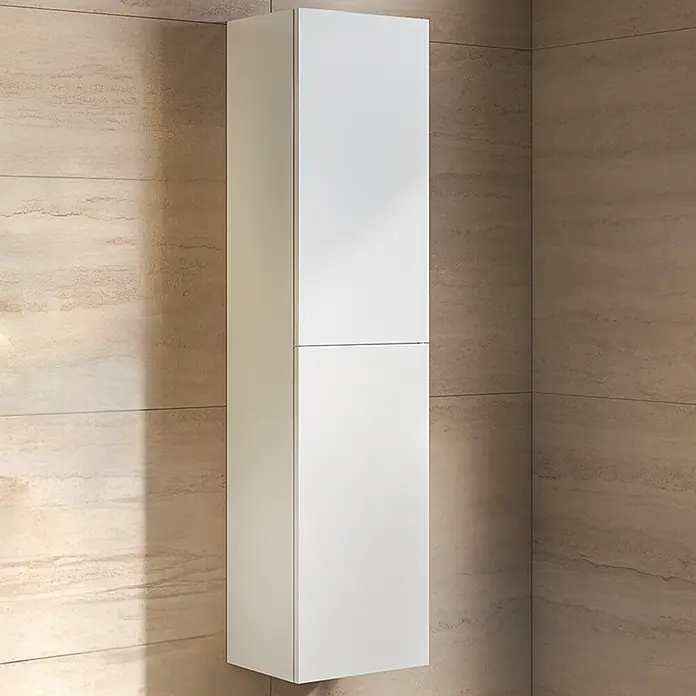 LOMAZOO Hochschrank Forella 140 cm Weiß glänzend -  - Weißer, wandmontierter, hoher Badezimmerschrank mit zwei Türen, in einem gefliesten Raum.
