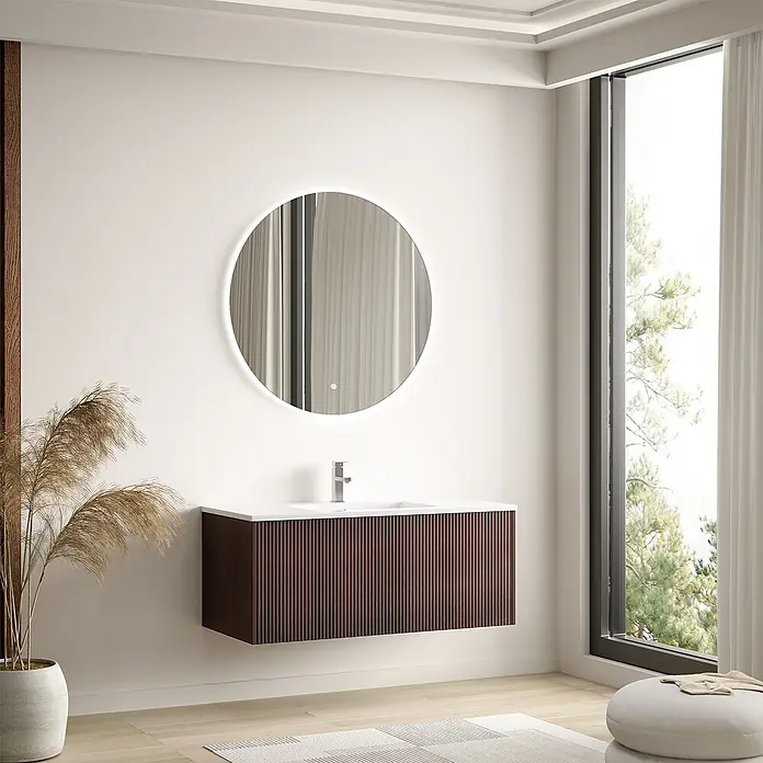 LOMAZOO Badmöbel Sovina 100 cm Nussbaum Rillenfront, Waschbecken Weiß -  - Moderne wandmontierte Badmöbel mit dunklem geriffeltem Holzfinish und weißem Waschbecken in einem hellen Badezimmer.