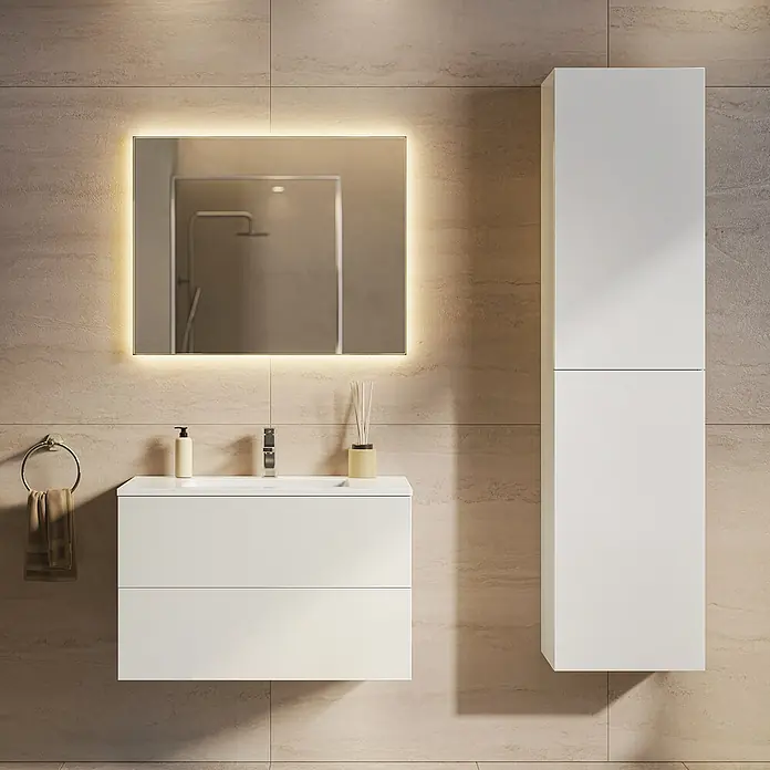LOMAZOO Badmöbel-Set Nuvano 80 cm Weiß glänzend, Waschbecken Weiß -  - Modernes Badezimmer mit weißem schwebendem Waschtisch, Becken, beleuchtetem Spiegel und hohem weißen Schrank.