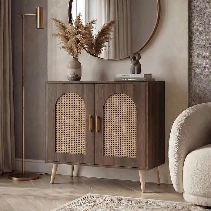 Mendler Kommode HWC-P51, Poly-Rattan MDF 79x80x40cm - braun -  - Dunkelbrauner Holzschrank mit gewölbten Rattan-Türen und hellen Holzbeinen, in einem Wohnzimmer arrangiert.