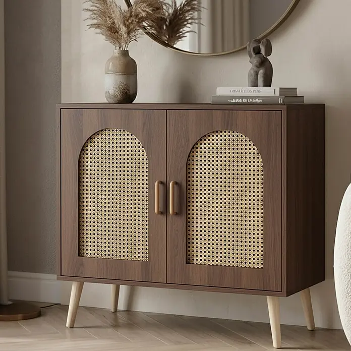 Mendler Kommode HWC-P51, Poly-Rattan MDF 79x80x40cm - braun -  - Dunkler Holzschrank mit zwei gewölbten Rattantüren und hellen Holzbeinen, in einem Raum inszeniert.