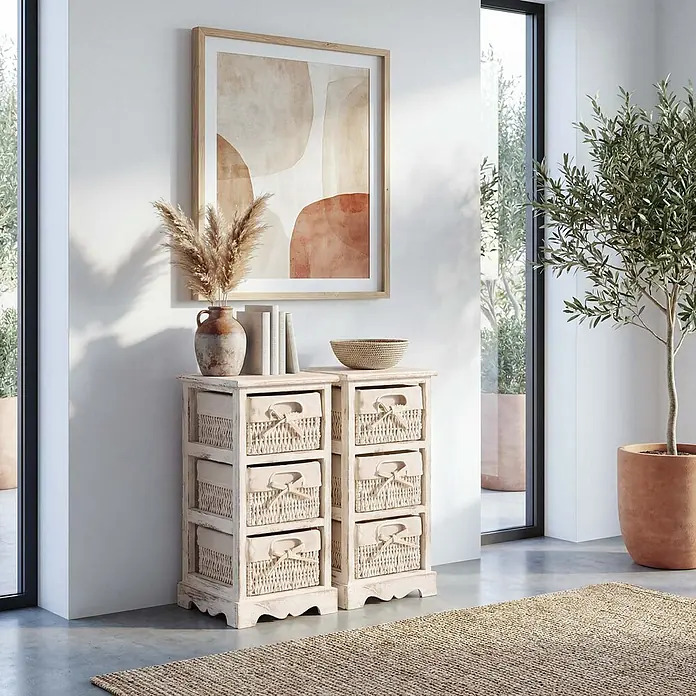 Mendler 2er-Set Regal mit 3 Korbschubladen 58x25x28cm - weiß -  - Zwei hellholzfarbene Aufbewahrungsschränke, jeder mit drei geflochtenen Körben, nebeneinander stehend.