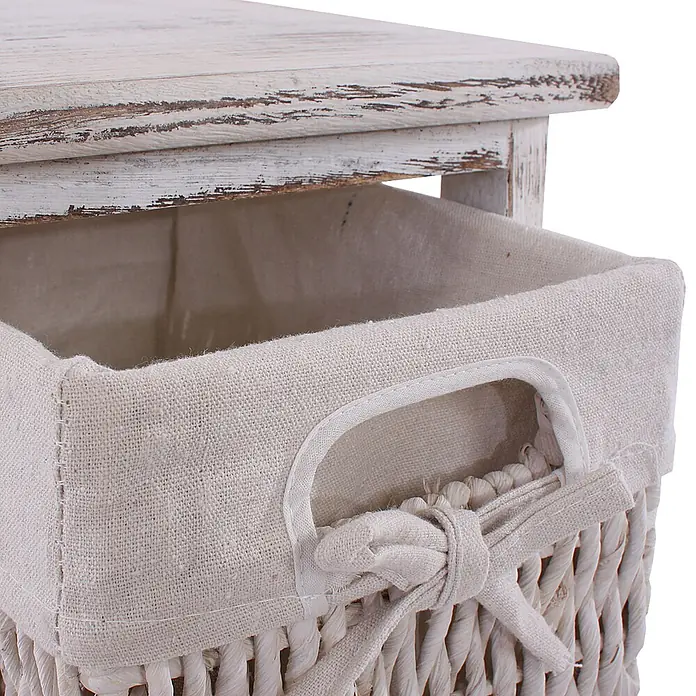Mendler 2er-Set Regal mit 3 Korbschubladen 58x25x28cm - weiß -  - Nahaufnahme eines weißen, abgenutzten Holztisches mit einem weißen Weidenkorb, Leinenfutter und Zierschleife.