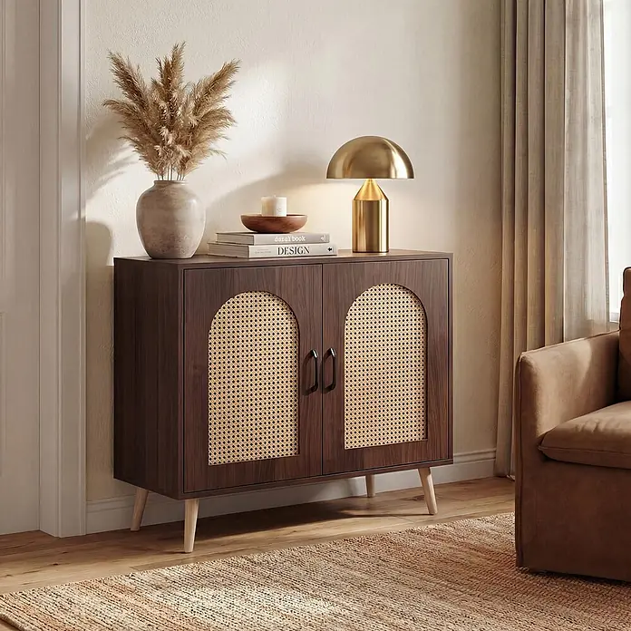 Mendler Kommode HWC-P51, Poly-Rattan MDF 79x80x40cm - Walnuss-Optik -  - Dunkler Holzschrank mit gewölbten Rattantüren und hellen Beinen, dekoriert im Wohnzimmer.