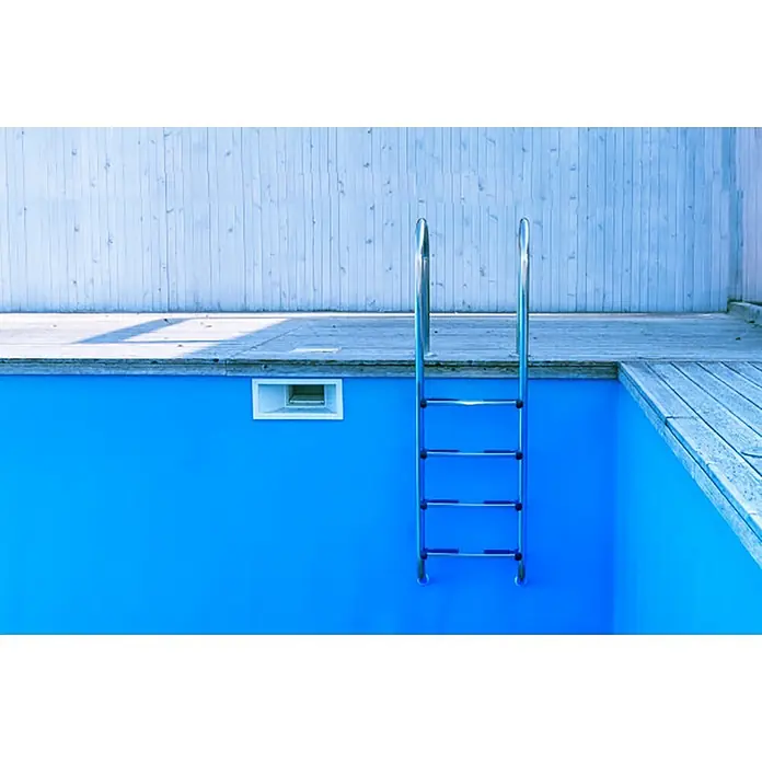 Montó Pintura para piscinas al agua HTM - Azul, 4 l, Mate sedoso - Piscina azul vacía con escalera de acero inoxidable y apertura de skimmer.