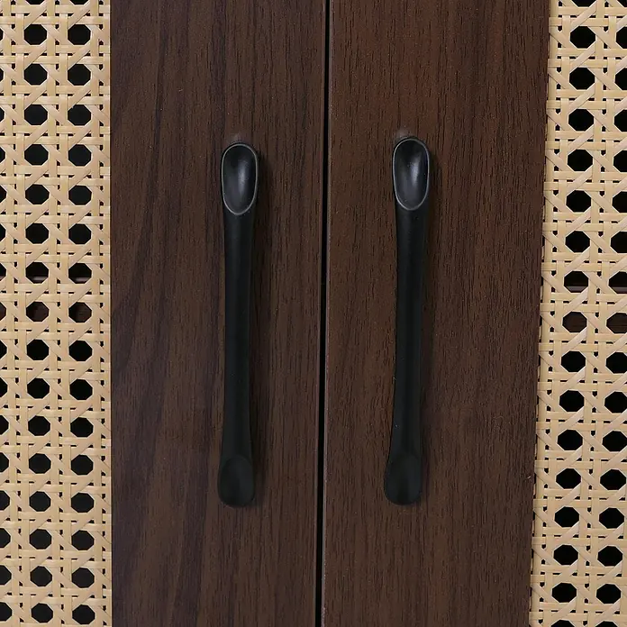 Mendler Kommode HWC-P51, Poly-Rattan MDF 79x80x40cm - Walnuss-Optik -  - Dunkelbraune Schranktüren aus Holz mit schwarzen, länglichen Griffen und Rattan-Details.