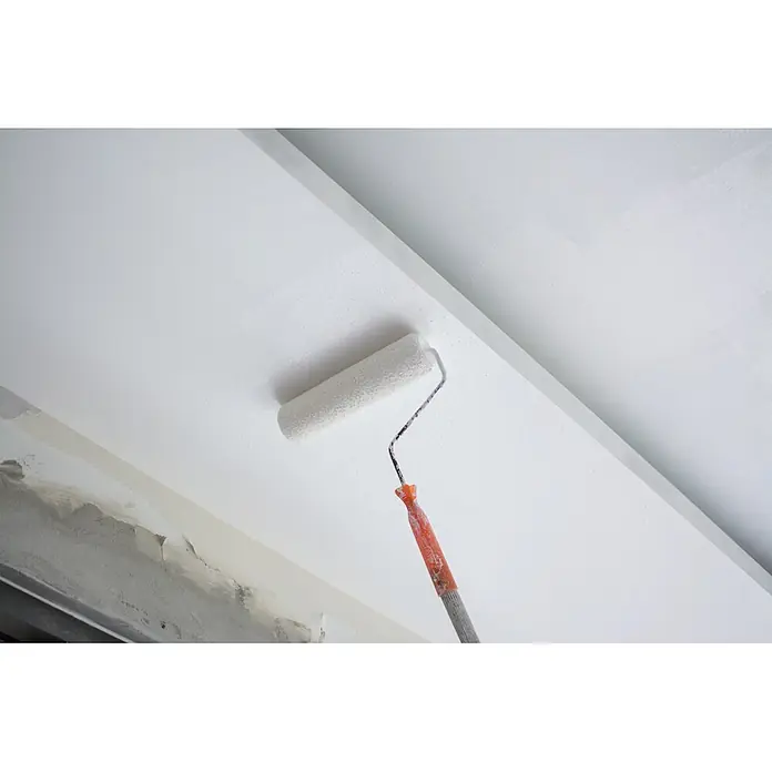 Montó Bricolovers Imprimación universal - Blanco, 4 l, Mate - Un rodillo de pintura blanco con mango naranja pintando un techo blanco.