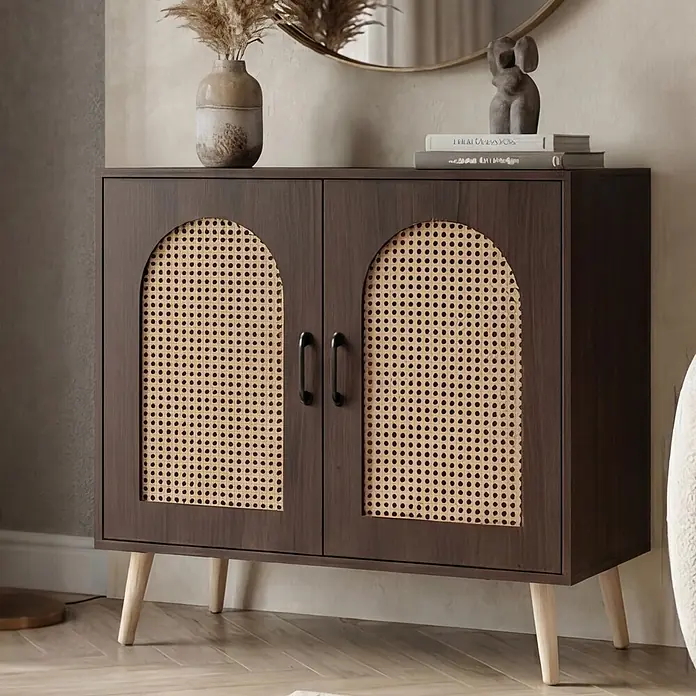 Mendler Kommode HWC-P51, Poly-Rattan MDF 79x80x40cm - Walnuss-Optik -  - Dunkelbrauner Holzschrank mit bogenförmigen hellen Rattan-Türen und hellen Holzbeinen.