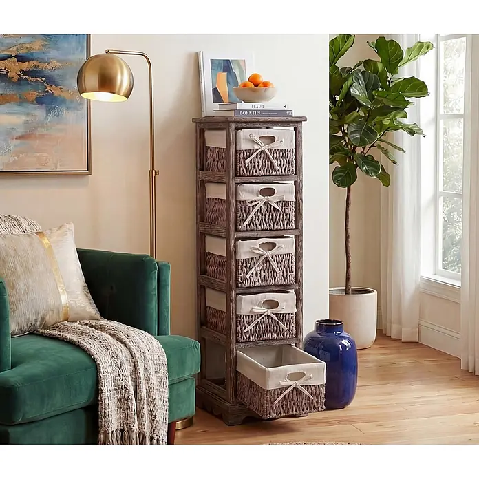 Mendler Regal mit 5 Korbschubladen 90x25x28cm - braun -  - Hoher Holzschrank mit sechs geflochtenen Körben, Stofffutter und Schleifen. Ein Korb ist herausgezogen.