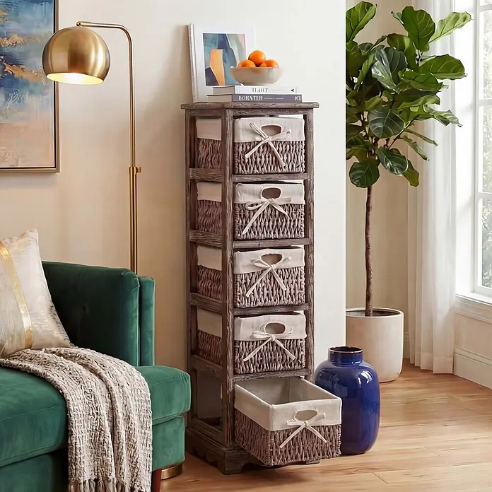 Mendler Regal mit 5 Korbschubladen 90x25x28cm - braun -  - Hoher, rustikaler Holzschrank mit fünf ausziehbaren Weidenkörben mit beigen Stoffeinsätzen und Schleifen, in einem Wohnzimmer.