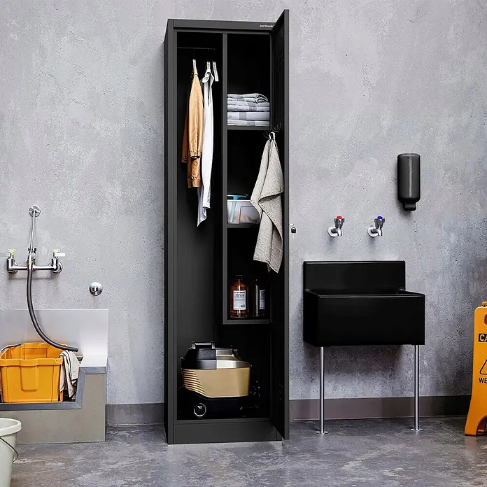 Jan Nowak Besen- und Haushaltsschrank AGNES, 50x185x50 cm, Schwarz -  - Hoher dunkelgrauer Schrank offen, zeigt geordnete Putzmittel, Handtücher, Kleidung und Staubsauger im Waschraum.