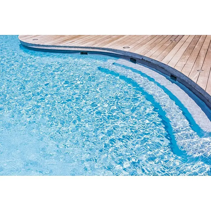 Montó Pintura para piscinas al clorocaucho HTM - Blanco, 12 l, Mate sedoso - Piscina azul clara con cubierta de madera y escalones integrados para un fácil acceso.