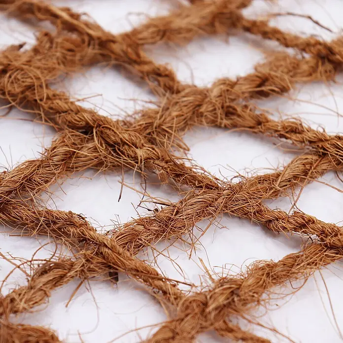 100m Böschungsmatte Ufermatte Kokos 1m breit Teichfolie Kokosmatte 450g -  - Nahaufnahme eines groben, naturfarbenen Kokosfasernetzes mit gewebtem Muster.