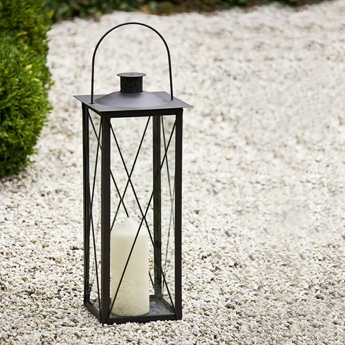 Farolillo metálico - 20 × 20 × 50 cm - Elegante farol negro con una vela blanca en el interior, creando un ambiente cálido y acogedor. Perfecto para jardín o terraza.