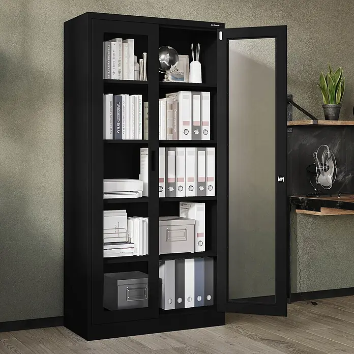Jan Nowak Vitrinenschrank AMELIA, 90x185x40 cm, Schwarz -  - Schwarzer Metallschrank mit mattierten Glastüren, eine offen, zeigt Bücher und Akten.