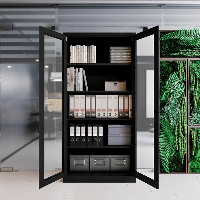 Jan Nowak Vitrinenschrank AMELIA, 90x185x40 cm, Schwarz -  - Schwarzer Metallschrank mit Glastüren, offen und mit organisierten Fächern für Bücher, Ordner und Boxen in einem Büro.