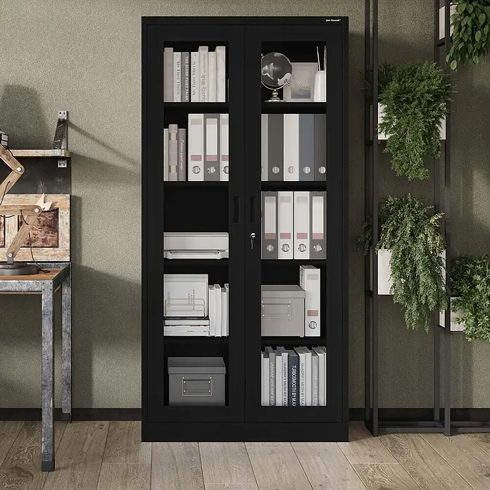 Jan Nowak Vitrinenschrank AMELIA, 90x185x40 cm, Schwarz -  - Schwarzer Metallschrank mit Glastüren, gefüllt mit Büchern und Akten.
