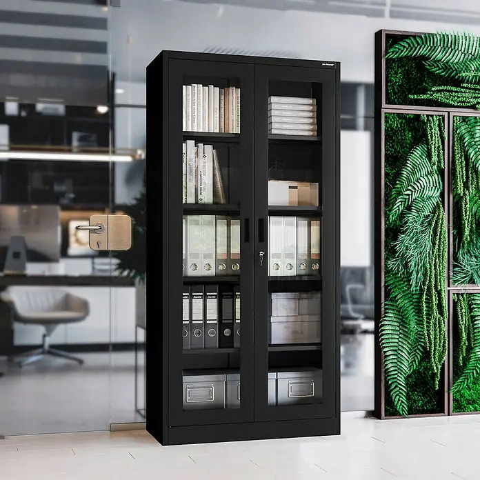 Jan Nowak Vitrinenschrank AMELIA, 90x185x40 cm, Schwarz -  - Schwarzer Metall-Büroschrank mit Glastüren, zeigt Bücher und Ordner in einem modernen Büro.