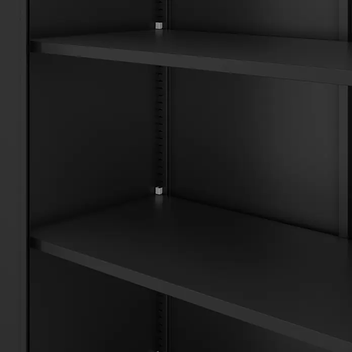 Jan Nowak Vitrinenschrank AMELIA, 90x185x40 cm, Schwarz -  - Dunkelgraues Regal mit zwei verstellbaren Einlegeböden und sichtbaren Bodenträgern auf vertikalen Schienen.