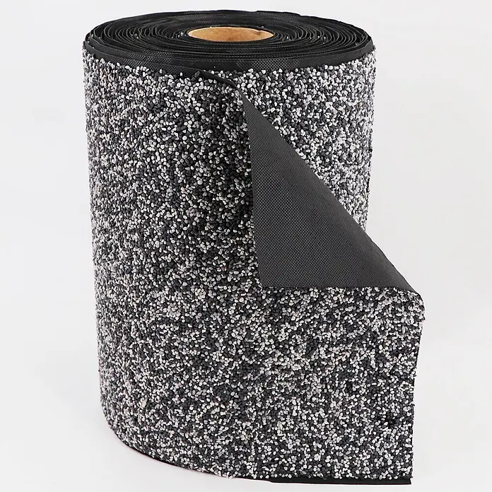 Steinfolie 14m x 1m breit Für Teichrand Bachlauf Teichfolie Kiesfolie Grau -  - Rolle schwarzer Matte mit schwarzen und weißen Kieselsteinen, ein umgeklappter Abschnitt zeigt die texturierte schwarze Unterseite.