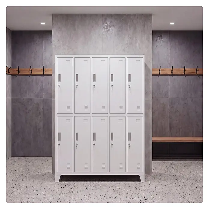 Jan Nowak Arbeitsschutzschrank BARTEK, 10-türig, 136x172x45 cm, Weiß -  - Weißer Metallschließfachschrank mit vielen abschließbaren Fächern in einer Umkleidekabine.