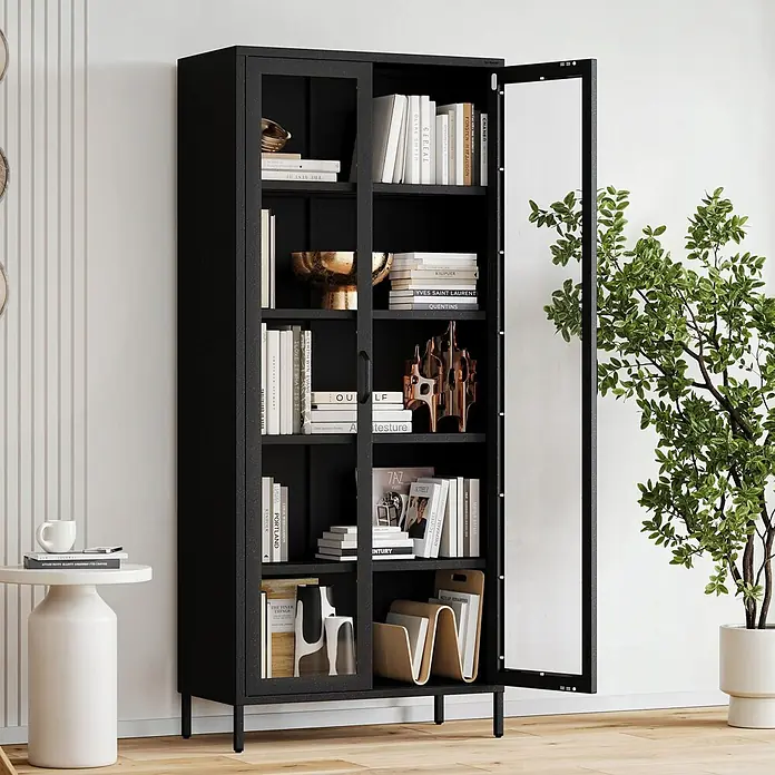 Jan Nowak Wohnzimmervitrine ANGELO, 80x185x45 cm, Schwarz -  - Schwarzer Metall-Vitrinen-Schrank mit Glastüren, eine offen, zeigt Bücher und Deko auf Regalen in einem modernen Raum.