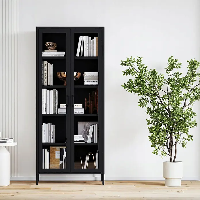 Jan Nowak Wohnzimmervitrine ANGELO, 80x185x45 cm, Schwarz -  - Schwarzer Metallvitrinenschrank mit Glastüren, gefüllt mit Büchern und Dekoartikeln, auf hellem Holzboden.