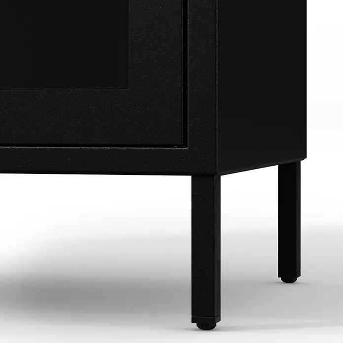 Jan Nowak Wohnzimmervitrine ANGELO, 80x185x45 cm, Schwarz -  - Nahaufnahme einer schwarzen, texturierten Metallecke eines Schranks mit zwei Beinen und verstellbaren Füßen.