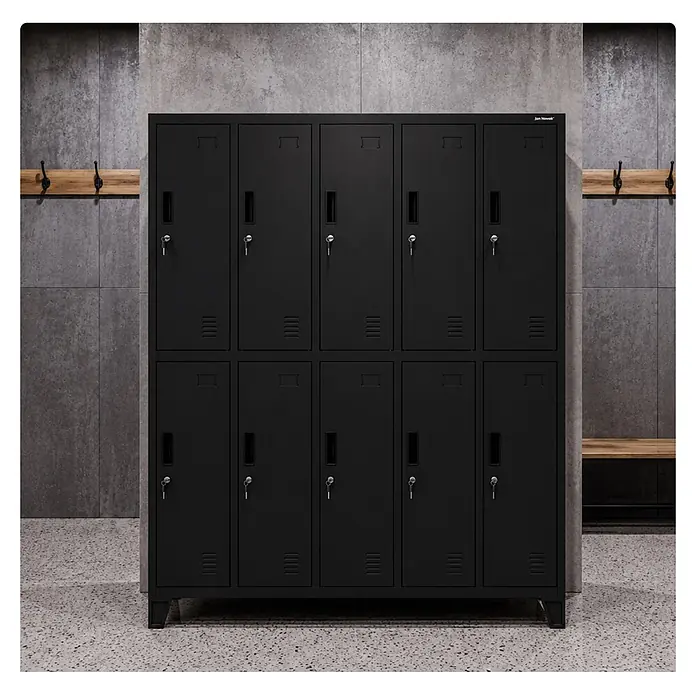 Jan Nowak Arbeitsschutzschrank BARTEK, 10-türig, 136x172x45 cm, Schwarz -  - Schwarzer Metallspind mit 10 abschließbaren Fächern in einem Umkleideraum.