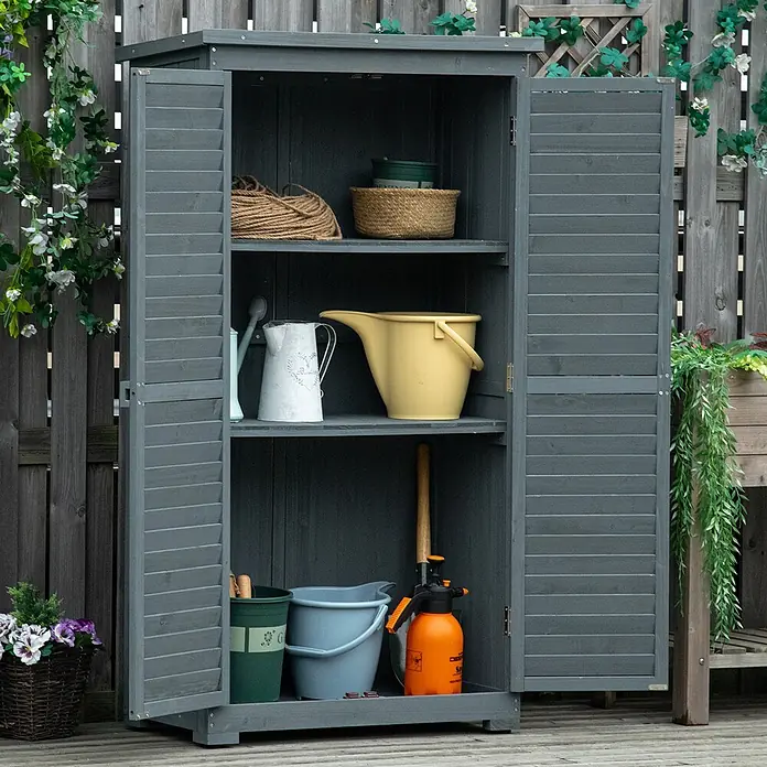 Furnicato Gartenschrank aus Tannenholz, Grau, 87 x 46,5 x 160 cm -  - Ein grauer Gartenschrank aus Holz mit offenen Lamellentüren, gefüllt mit Gartenwerkzeugen. Er steht draußen auf einer Holzterrasse.