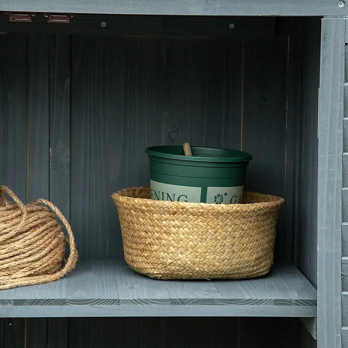 Furnicato Gartenschrank aus Tannenholz, Grau, 87 x 46,5 x 160 cm -  - Im dunkelgrauen Holzschrank stehen auf einem Regal ein Seil aus Naturfaser und ein geflochtener Korb mit grünem Gartentopf.