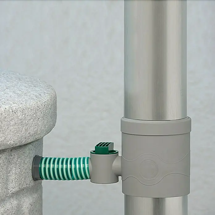 Arves Regensammler mit Hahn - Grobfilter & Absperrhahn, Grau, Größe Anschluss: 32 mm - Detailaufnahme eines Regenwasserfilters mit grün-grauem Schlauch, der an ein graues Rohr und einen Steintank angeschlossen ist.