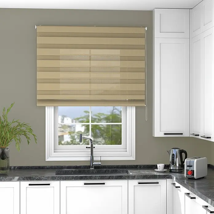 Deco-Raum Doppelrollo blickdicht 120x150 cm taupe Wand-Deckenmontage -  - Beigefarbener Zebrarollo mit Querstreifen über einem Küchenfenster.