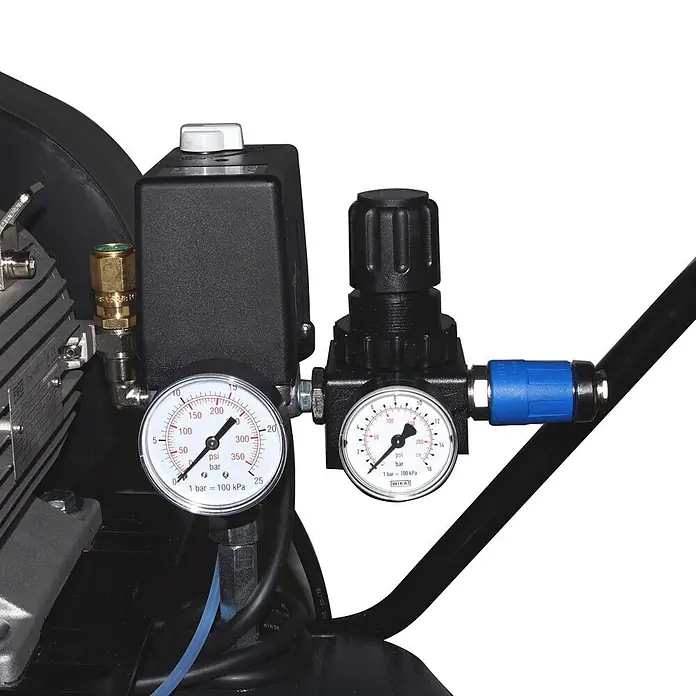 AEROTEC Kompressor 630-60 PRO 430 l/min 13 bar 3 kW 400 V 60 l -  - Luftkompressor-Bedienfeld mit zwei Manometern, schwarzem Druckregler und blauem Schnellanschluss.