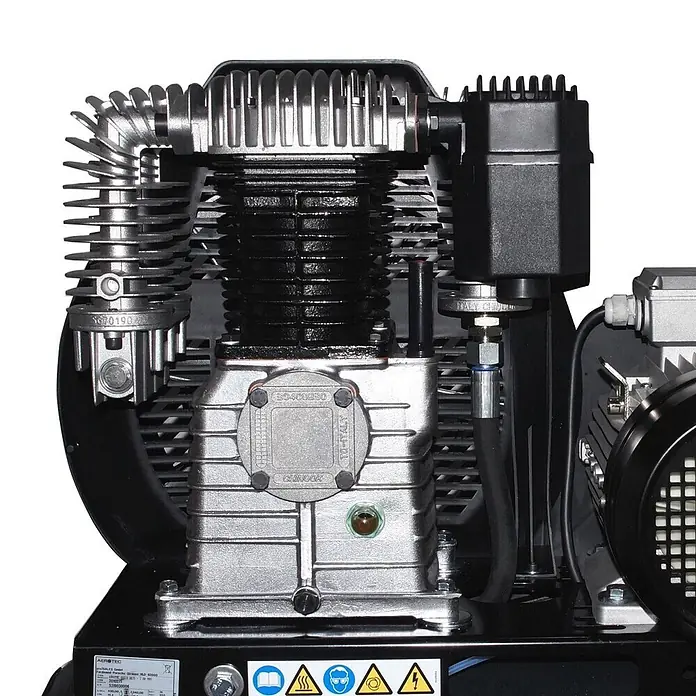 AEROTEC Kompressor 630-60 PRO 430 l/min 13 bar 3 kW 400 V 60 l -  - Nahaufnahme eines silber-grauen und schwarzen Kompressorkopfs mit Kühlrippen.