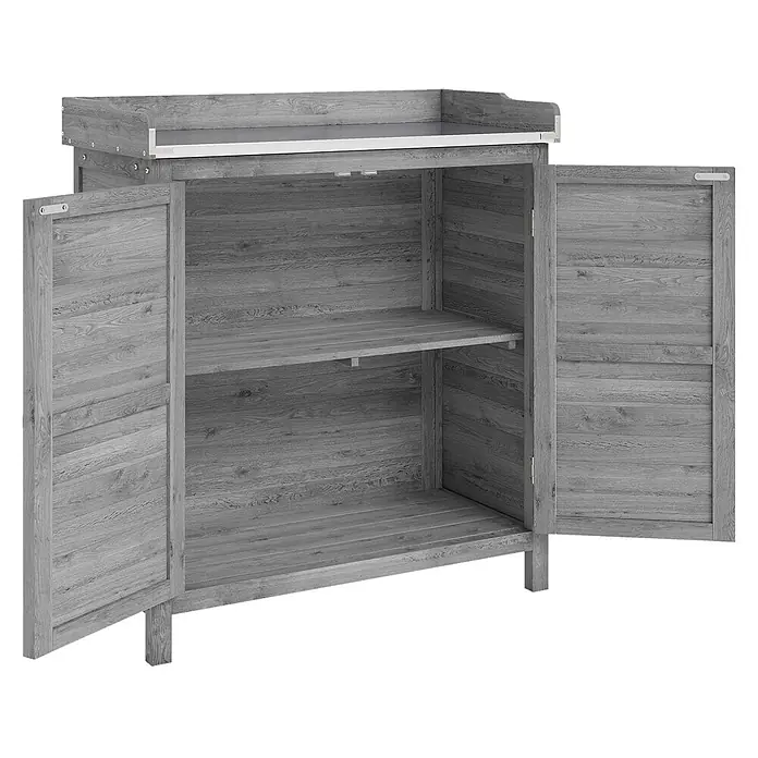 Furnicato Gartenschrank aus Tannenholz grau mit Metallarbeitsplatte -  - Grauer Holzschrank mit offenen Türen, einem Einlegeboden und einer erhöhten Ablagefläche mit silberner Leiste.