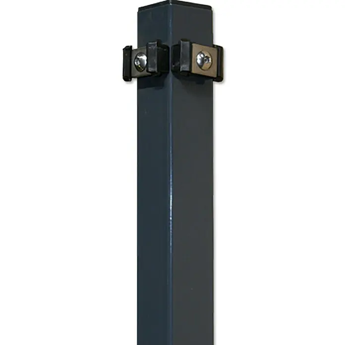 Hadra Eckpfosten - Anthrazit, 50 x 50 x 1.500 mm - Nahaufnahme einer grauen Vierkantrohrsäule mit zwei Sicherungsmechanismen, die für Stabilität und Sicherheit sorgen.