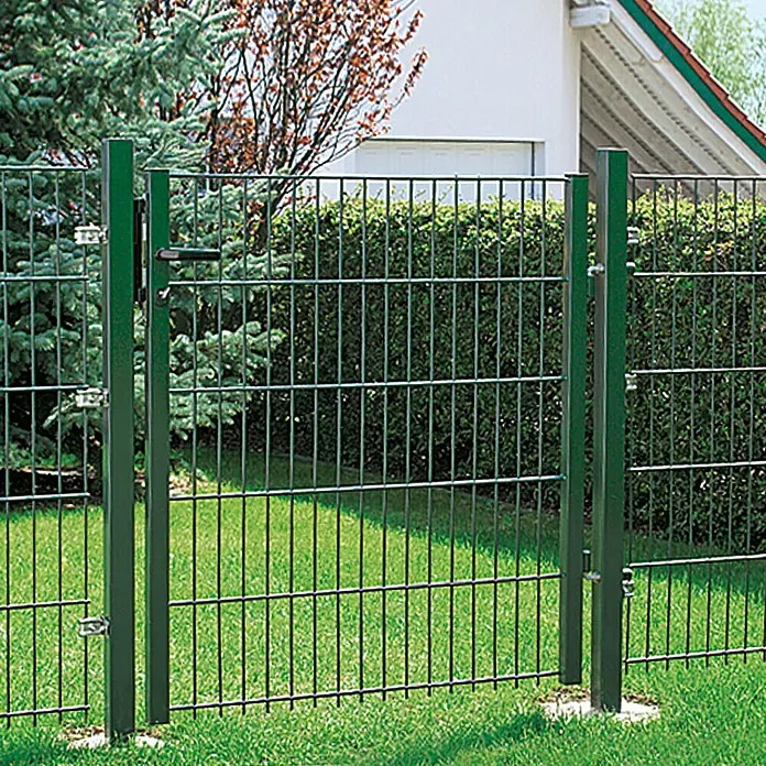 Hadra Zauntor Small - 1 x 1 m, Grün, Metall - Nahaufnahme eines Gartenzauns mit Tor vor grüner Hecke.