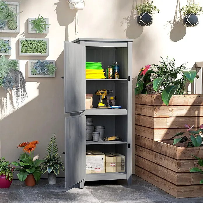 Furnicato Gartenschrank aus Tannenholz, Hellgrau, 60x60x160 cm -  - Grauer Holzschrank mit geöffneten Türen, der Gartenwerkzeuge und Zubehör im Außenbereich zeigt.