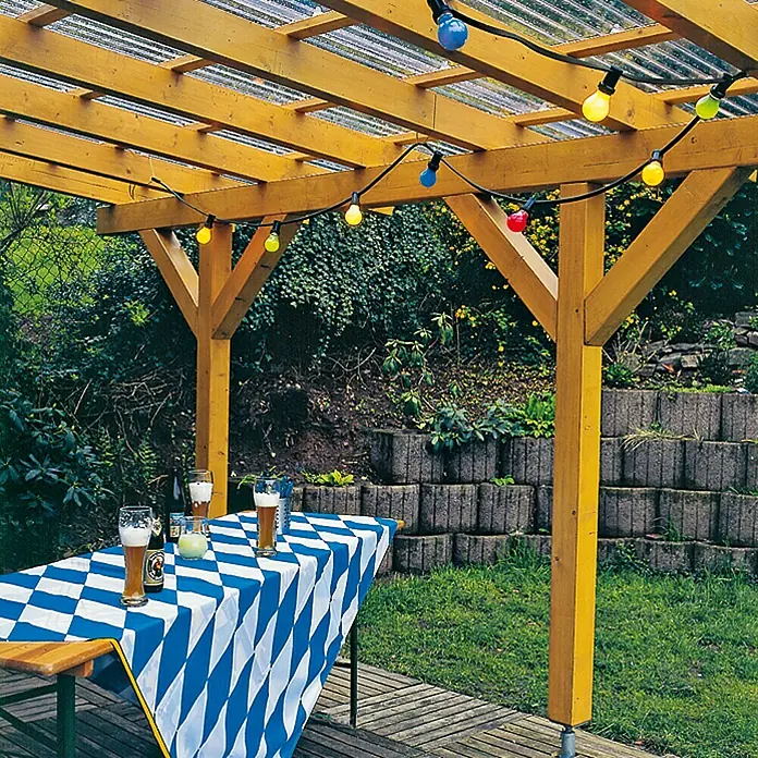 Globo LED-Lichterkette Nirvana - Außen, Anzahl Leuchtmittel: 10 Stk. - Biergarten-Szene unter einer hölzernen Pergola mit bayerischer Rautenmuster-Tischdecke, Biergläsern und bunten Lichtern.
