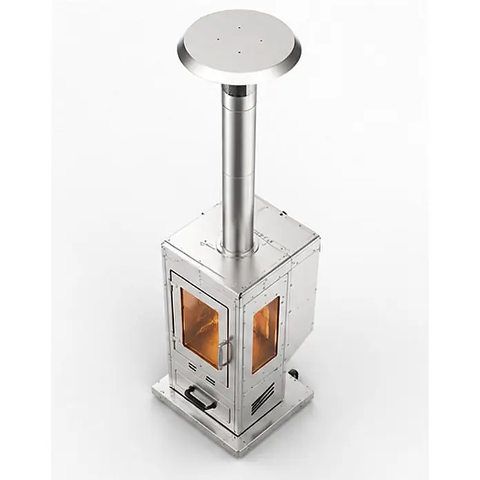 SCHENGER Outdoor Pelletofen HPP25 Edelstahl ohne Stromanschluss -  - Industrieller silberfarbener Metall-Ofen mit Glasscheiben, orangefarbenem Leuchten und Schornstein.