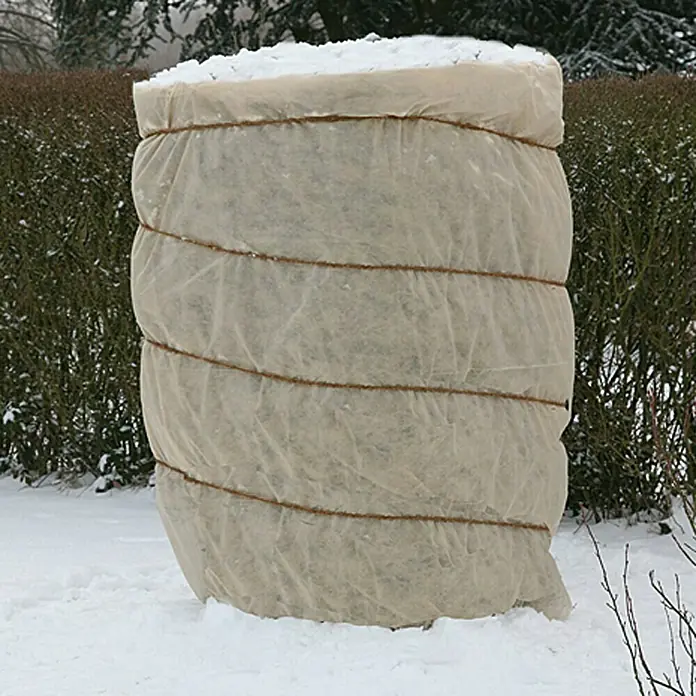 Floraworld Classic Winterschutzvlies - 10 x 2 m, Geeignet für: Überwinterung - Eingepackter Strauch im Winter.