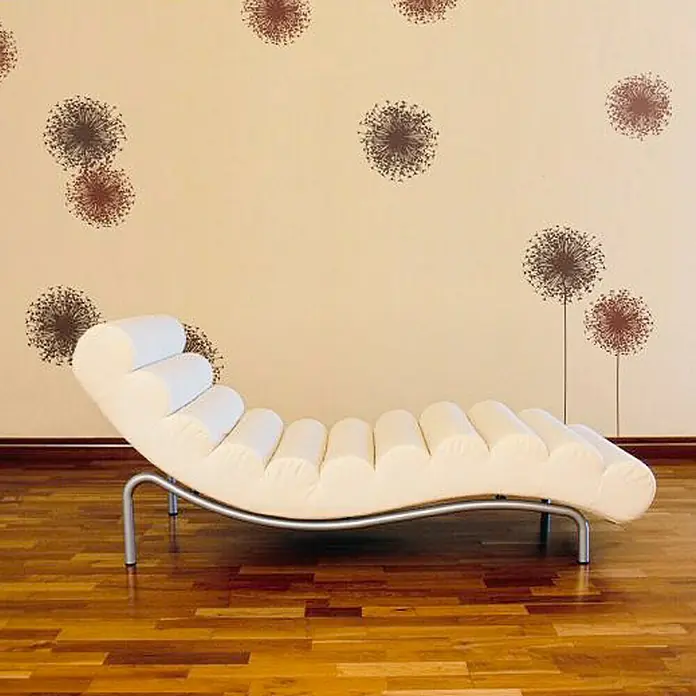 Komar Dekosticker Pusteblume - Braun, 50 x 70 cm - Elegante Liege mit Rollenpolsterung und modernem Metallgestell. Perfekt zum Entspannen und ein stilvolles Möbelstück für jedes Zuhause.
