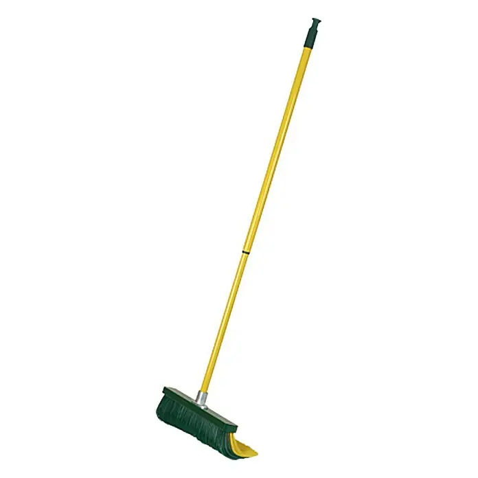 Steuber Krallenbesen - Breite: 35 cm, Einsatzbereich: Garten - Abbildung eines Straßenbesens mit gelbem Stiel und grünem Bürstenkopf vor einem weißen Hintergrund.