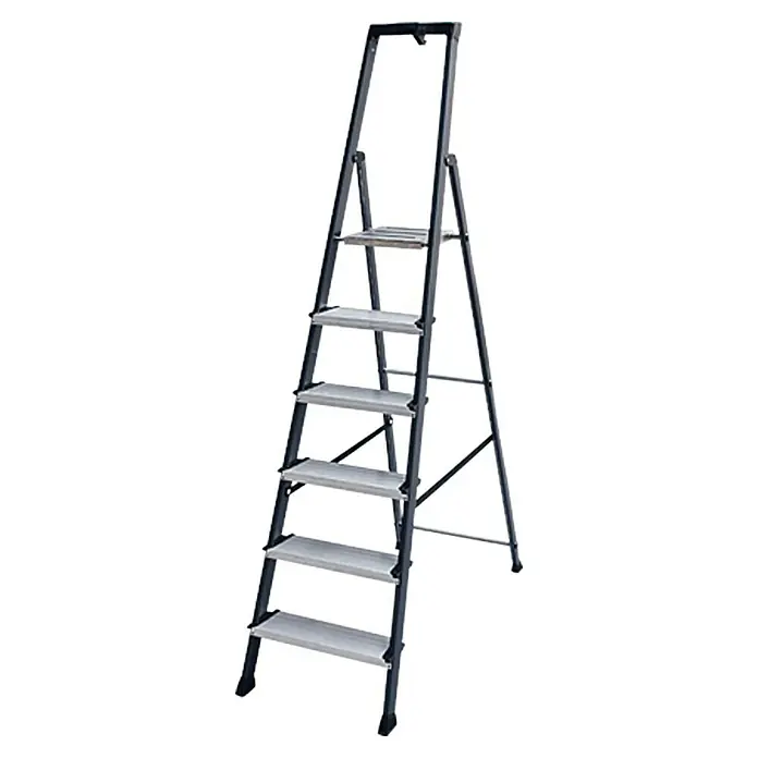 Krause Monto Escalera de tijera Safemat - Altura de trabajo: 3,25 m, Número de peldaños: 6 ud., Carga soportada: 150 kg, Aluminio - Imagen de una escalera de seis peldaños con asa, perfecta para tareas de pintura y proyectos de bricolaje.